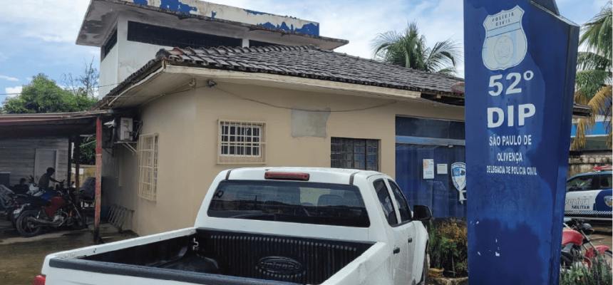 Policiais civis da 52ª Delegacia Interativa de Polícia (DIP) de São Paulo de Olivença (a 985 quilômetros de Manaus), com apoio da Guarda Civil Municipal (GCM), cumpriram no sábado (19) mandados de prisão e de busca e apreensão que resultaram na prisão de três homens, de idades não informada, por tráfico de drogas, associação para o tráfico e posse irregular de arma de fogo. A ação aconteceu na comunidade Santa Rita do Weil, zona rural do município.