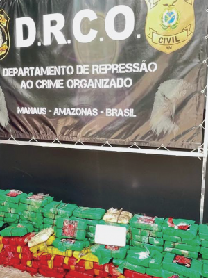 A Polícia Civil do Amazonas (PC-AM) apresentou, nesta quinta-feira (22/05), o resultado de uma operação policial do Departamento de Repressão ao Crime Organizado (DRCO) que apreendeu 158 quilos de pasta base de cocaína avaliados em R$ 12 milhões. As drogas estavam dentro de uma embarcação de grande porte que veio de São Paulo de Olivença (a 985 quilômetros de Manaus) para Manaus.