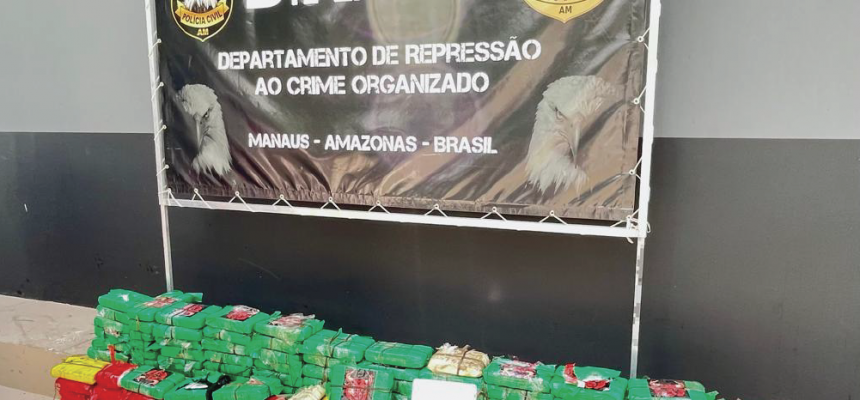 A Polícia Civil do Amazonas (PC-AM) apresentou, nesta quinta-feira (22/05), o resultado de uma operação policial do Departamento de Repressão ao Crime Organizado (DRCO) que apreendeu 158 quilos de pasta base de cocaína avaliados em R$ 12 milhões. As drogas estavam dentro de uma embarcação de grande porte que veio de São Paulo de Olivença (a 985 quilômetros de Manaus) para Manaus.
