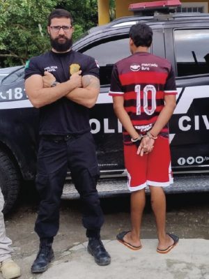 A Polícia Civil do Amazonas (PC-AM), por meio da 52ª Delegacia Interativa de Polícia (DIP) de São Paulo de Olivença (a 985 quilômetros de Manaus), cumpriu, na sexta-feira (1º) mandado de prisão preventiva em desfavor de um homem, 19, por ameaça no contexto de violência doméstica e familiar contra a mãe, de 48 anos, e lesão corporal contra o pai, de 57 anos.  A prisão ocorreu na avenida Balbina Mestrinho, bairro José Carlos Mestrinho, no município.
