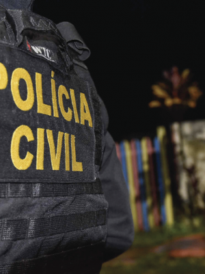 A Polícia Civil do Amazonas (PC-AM), por meio da 52ª Delegacia Interativa de Polícia (DIP) de São Paulo de Olivença, a 985 quilômetros de Manaus, cumpriu, na segunda-feira (22), um mandado de busca e apreensão que resultou na prisão em flagrante de um homem, de 37 anos, suspeito de comércio ilegal de armas de fogo. Durante a ação, foram apreendidas quatro espingardas, uma pistola e diversas munições de calibres distintos, além de R$ 6 mil em espécie.