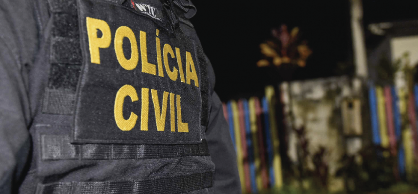 A Polícia Civil do Amazonas (PC-AM), por meio da 52ª Delegacia Interativa de Polícia (DIP) de São Paulo de Olivença, a 985 quilômetros de Manaus, cumpriu, na segunda-feira (22), um mandado de busca e apreensão que resultou na prisão em flagrante de um homem, de 37 anos, suspeito de comércio ilegal de armas de fogo. Durante a ação, foram apreendidas quatro espingardas, uma pistola e diversas munições de calibres distintos, além de R$ 6 mil em espécie.